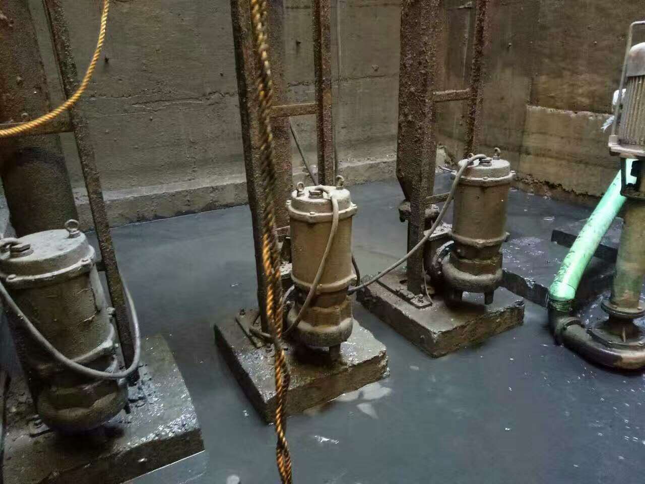 北林污水池清理